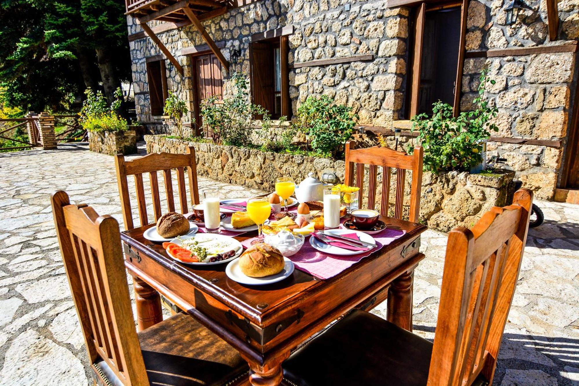 Pigi Tarlampa Hotel 아노 트리칼라 외부 사진